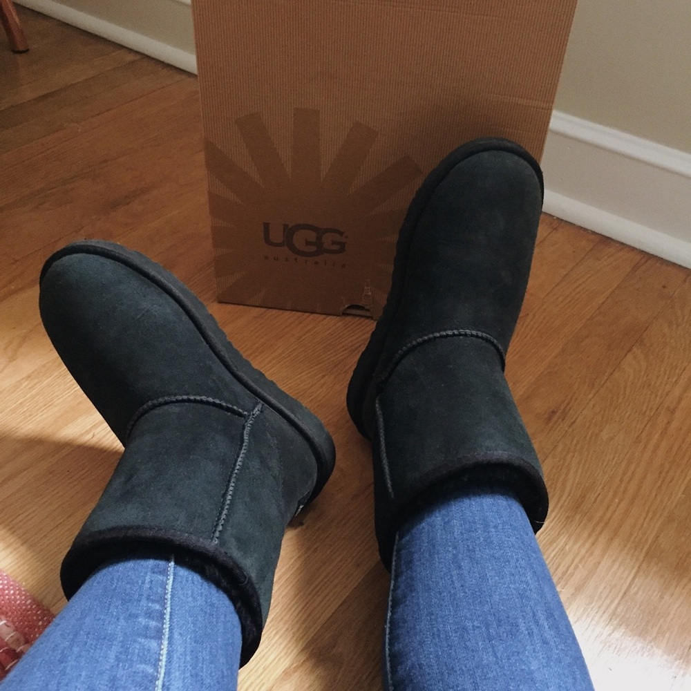Classic Short black UGGs with box